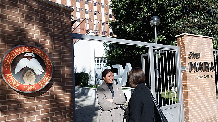 Dos universitarias en la puerta del colegio femenino Mara, cercano a la Universidad Complutense