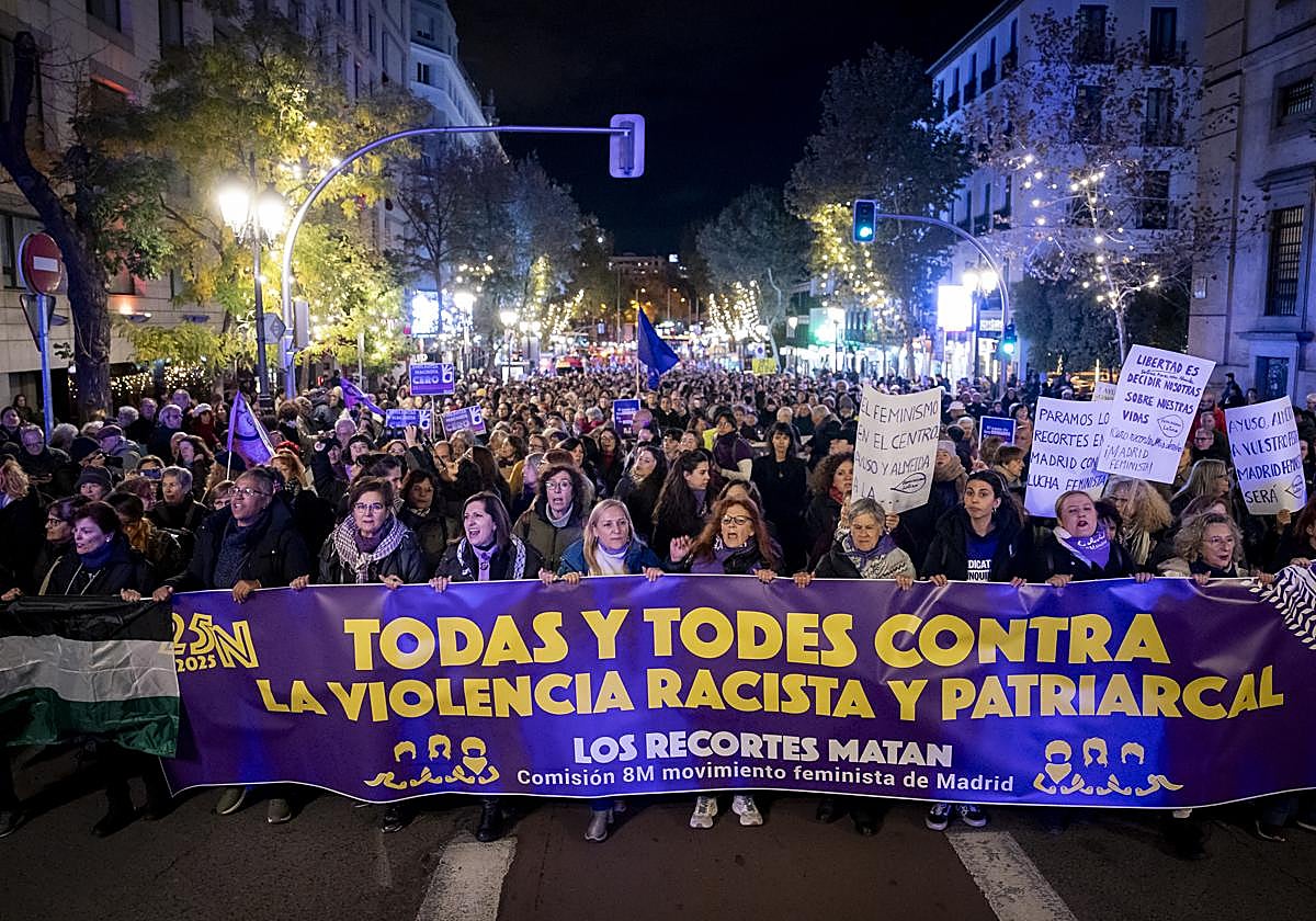 Cientos de personas durante una concentración por el día de la Eliminación de la violencia contra las Mujeres, a 25 de noviembre de 2025, en Madrid