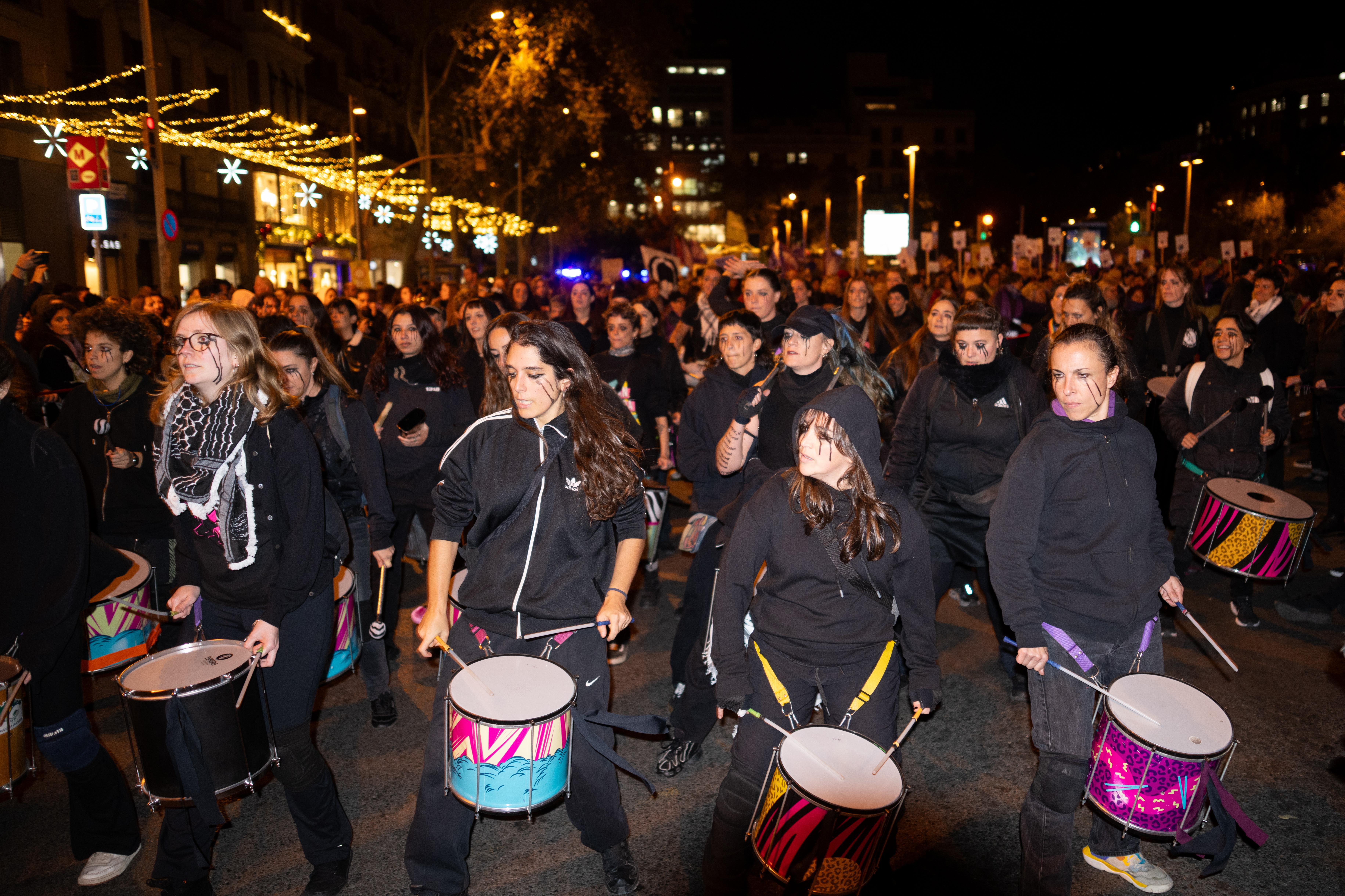 Batucada durante una concentración por el día de la Eliminación de la violencia contra las Mujeres, a 25 de noviembre de 2025, en Barcelona.