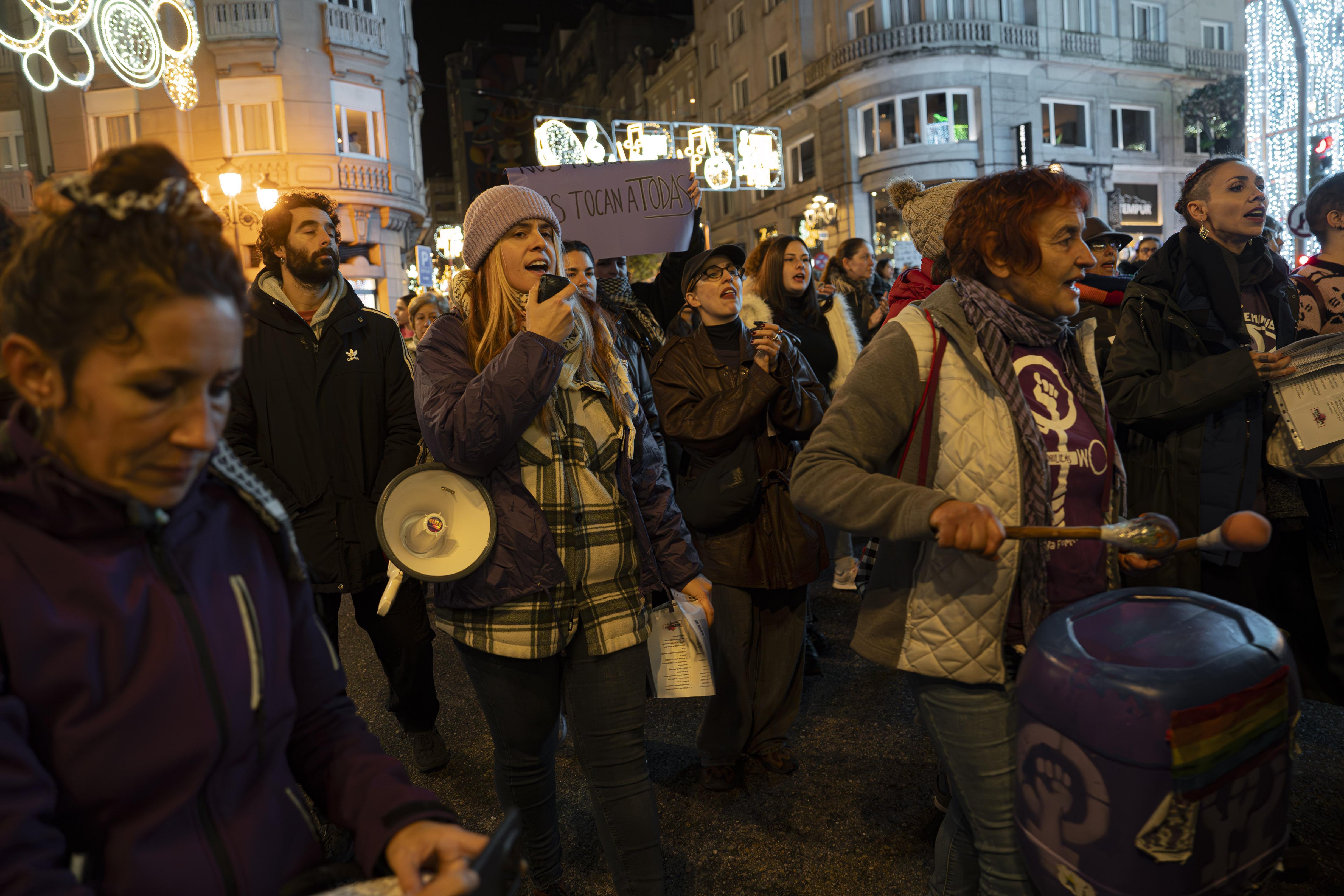 Decenas de manifestantes durante una concentración por el día de la Eliminación de la violencia contra las Mujeres, a 25 de noviembre de 2025, en Vigo.