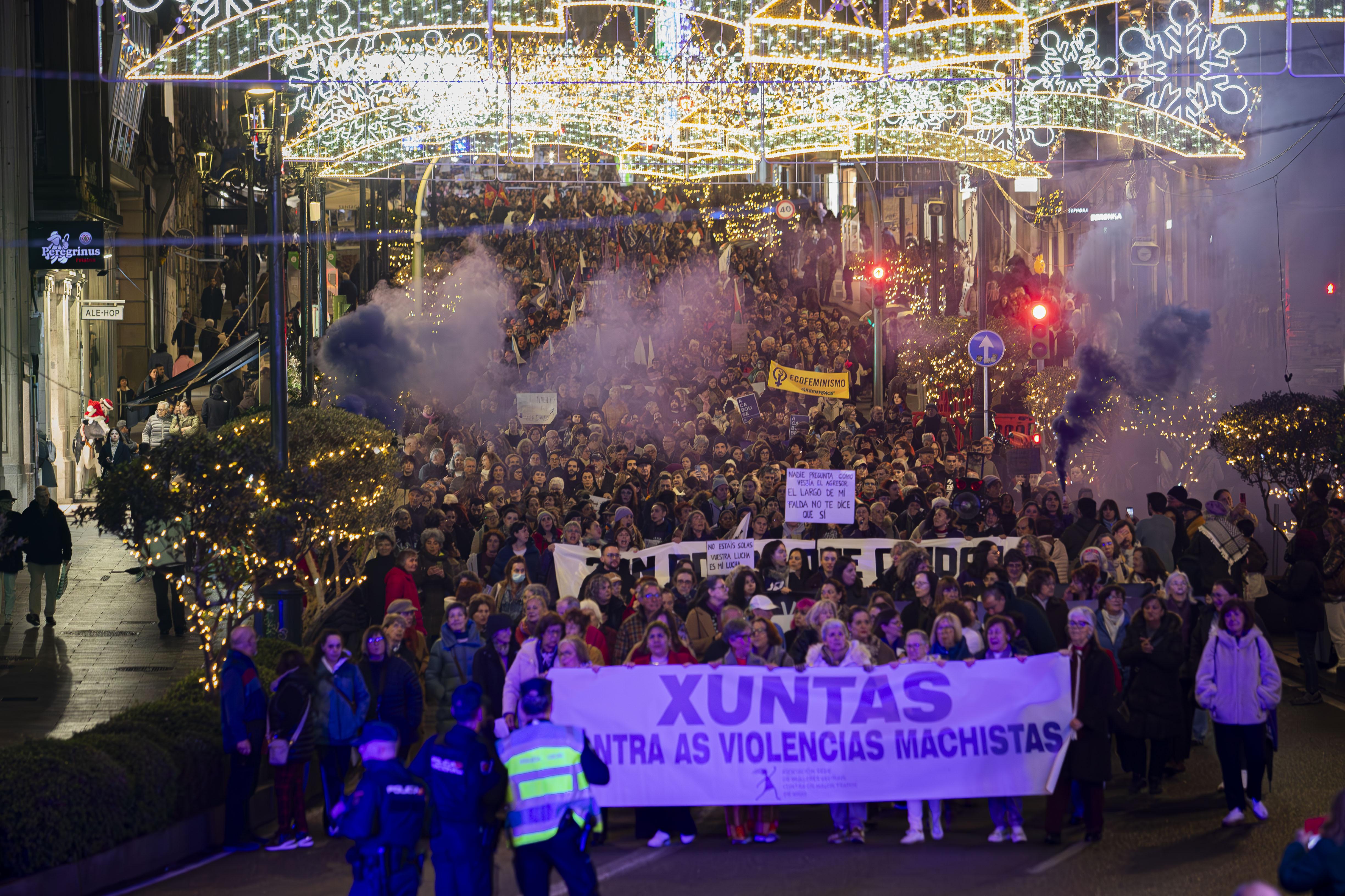 Decenas de manifestantes durante una concentración por el día de la Eliminación de la violencia contra las Mujeres, a 25 de noviembre de 2025, en Vigo