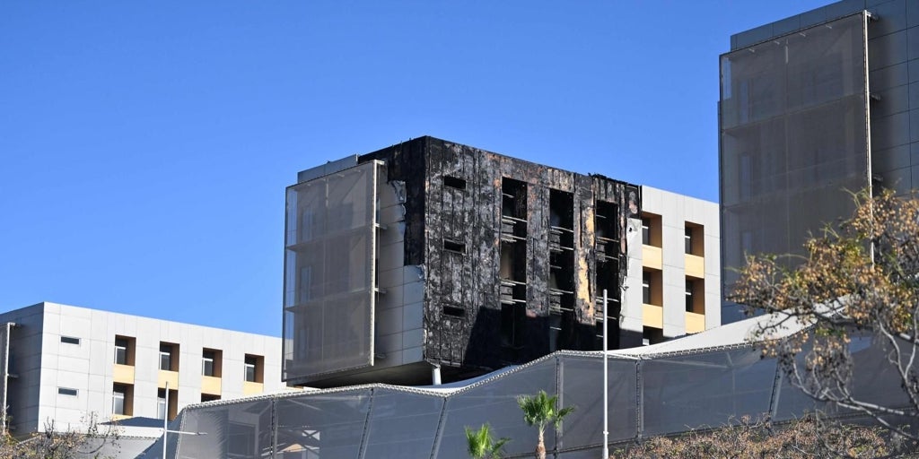 El revestimiento del hospital incendiado en Cartagena es el mismo que cubría el edificio del Campanar en Valencia