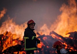 Un bombero reincidente entre los once detenidos por la presunta violación colectiva a un compañero
