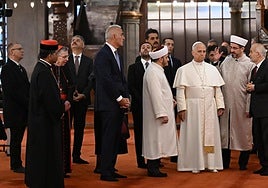 El Papa rompe la tradición y declina rezar durante la visita a la mezquita de Estambul