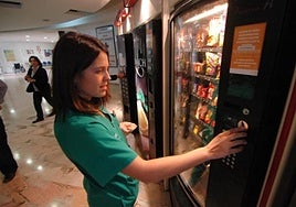 Consumo quiere eliminar los ultraprocesados de las máquinas expendedoras en hospitales y residencias