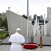 El Papa León XIV realizando una oración silenciosa en el lugar de la explosión del puerto de Beirut en agosto de 2020.