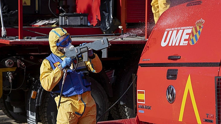 La UME, en la zona cero de la peste porcina: «Con las muestras de sangre podremos saber la extensión del brote»