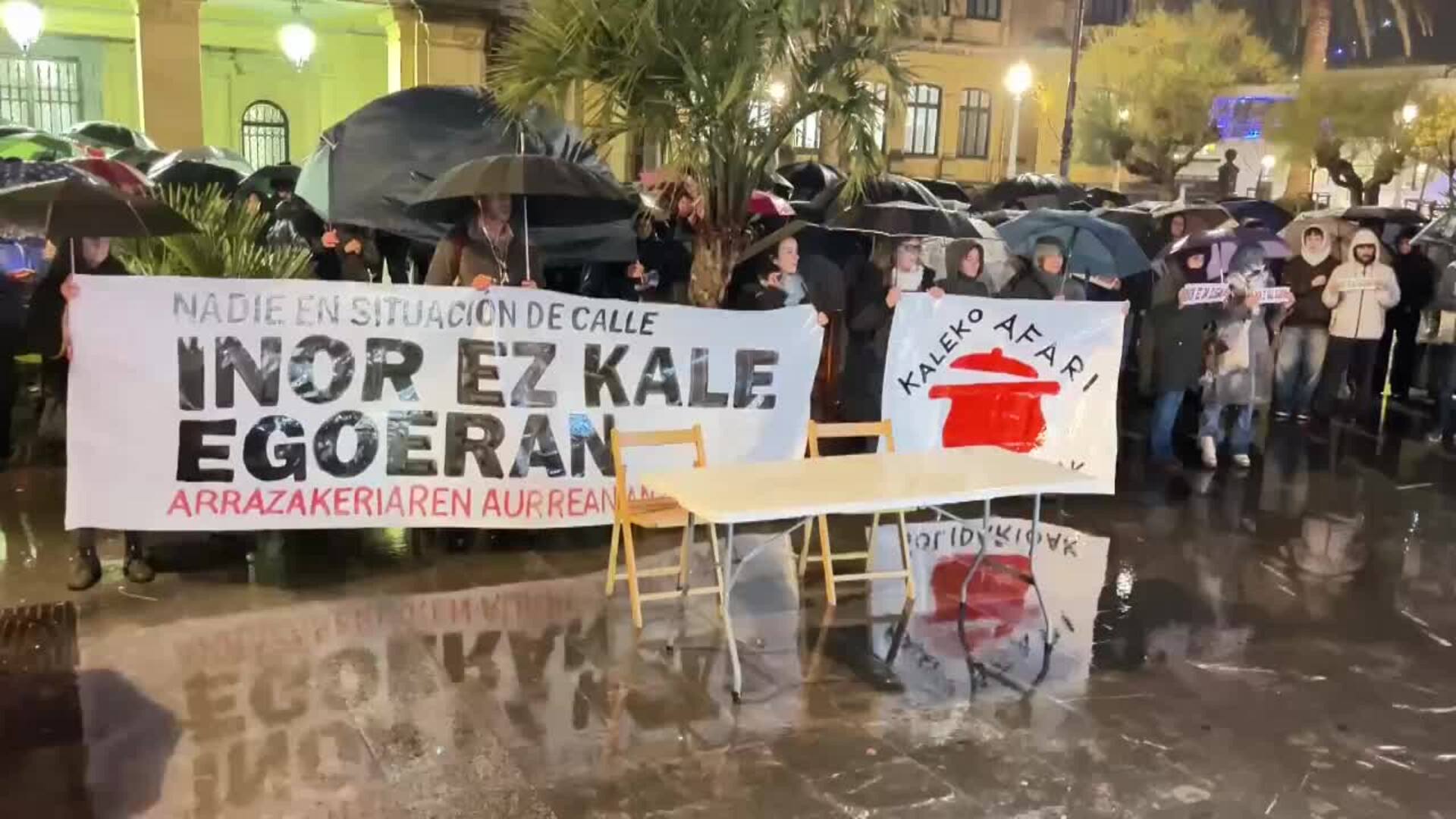 Unas 300 personas protestan contra el desalojo del edifico okupado en ...