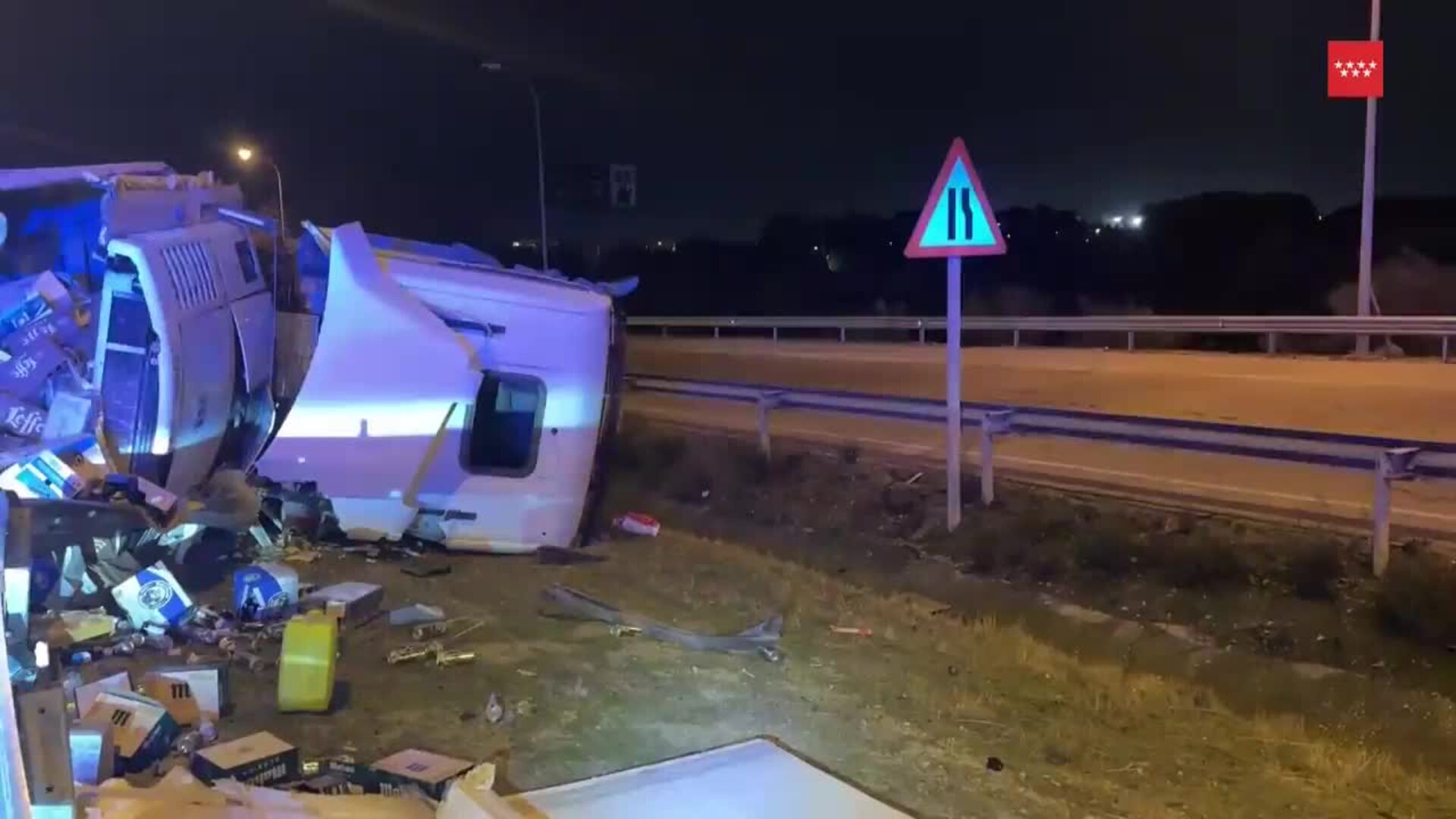 Un tráiler queda semivolcado en la M-50 en Getafe (Madrid) con la carga esparcida por la carretera