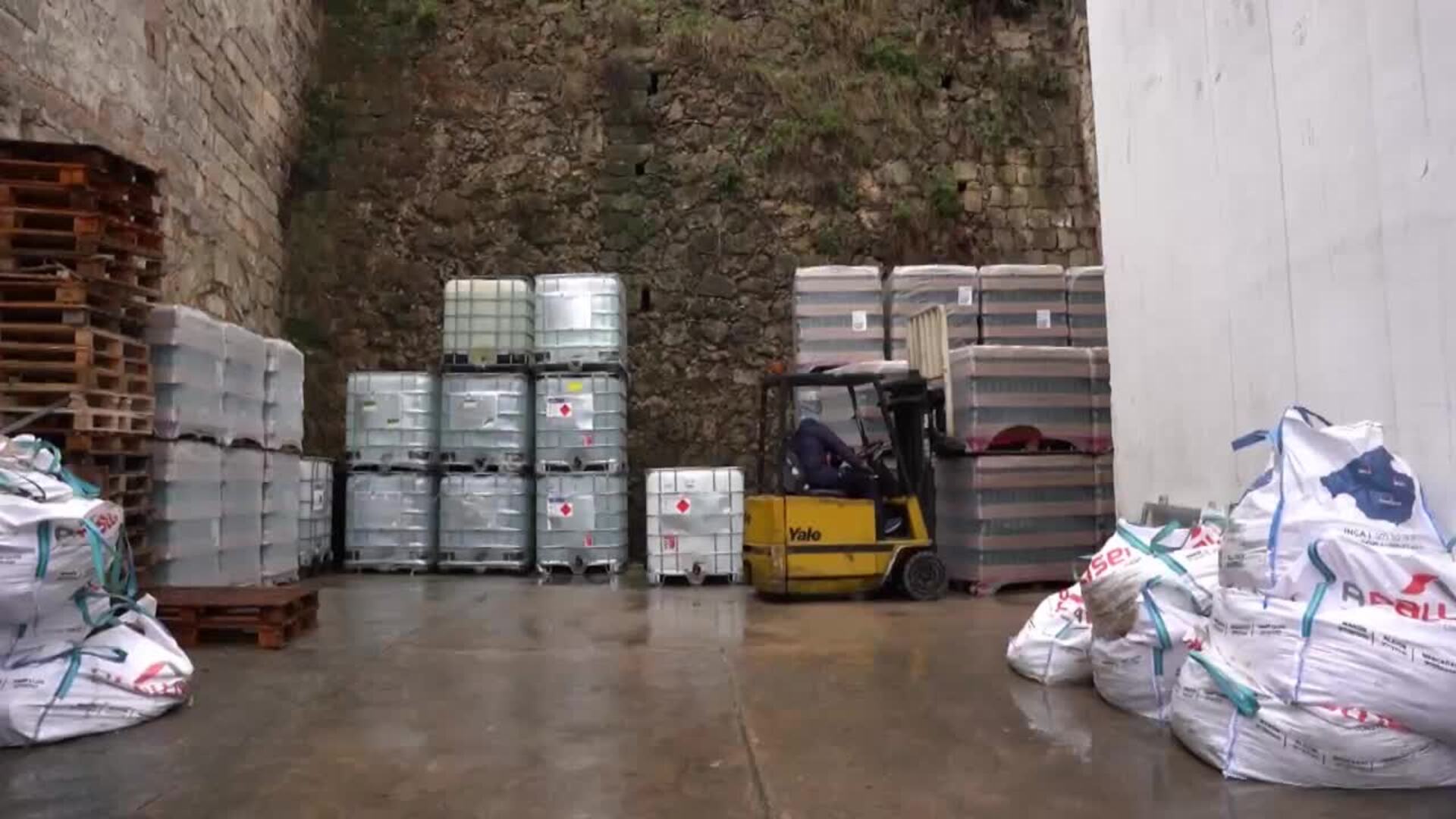 Un tramo de acantilado cae sobre la fábrica de Xoriguer en Mahón sin causar heridos