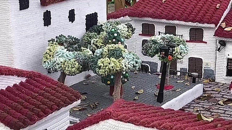 Castaño del Robledo, el pueblo más sostenible en Navidad por sus adornos de ganchillo