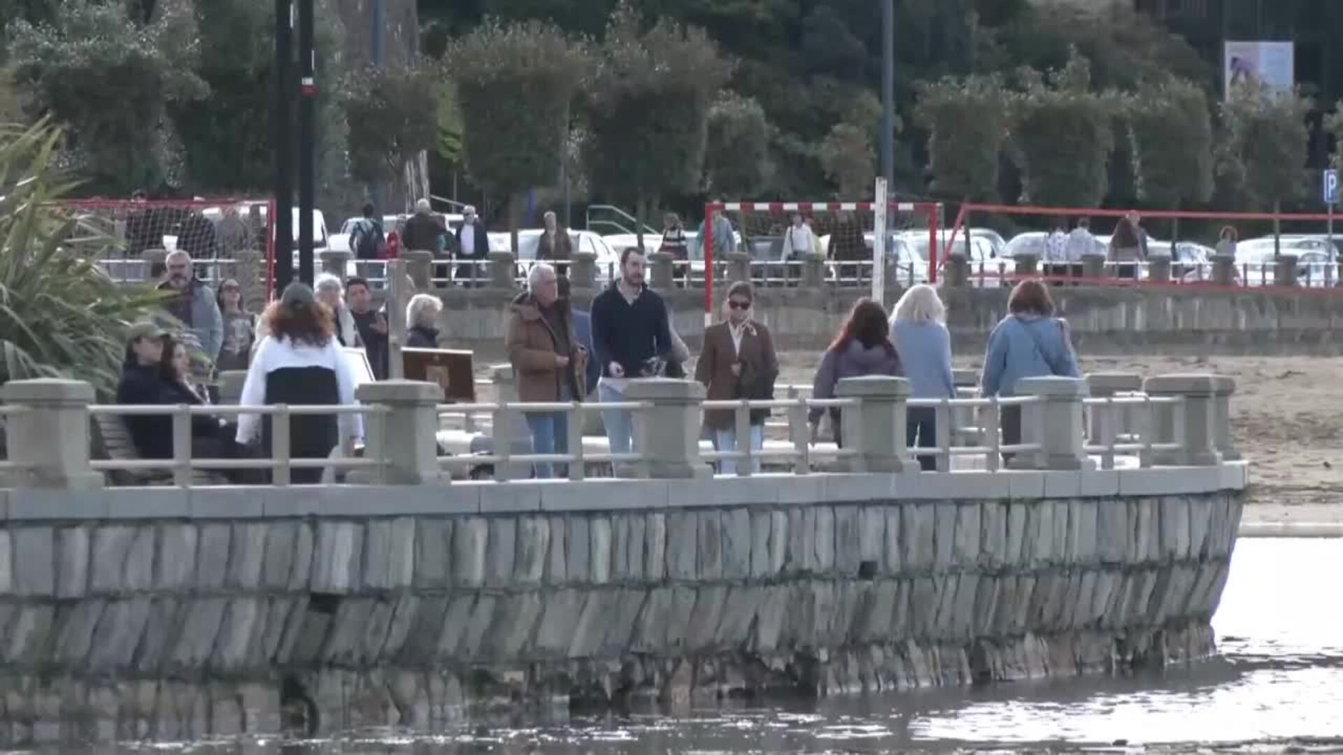 A pesar de la alerta amarilla por fenómenos costeros en Getxo disfrutan de buen tiempo
