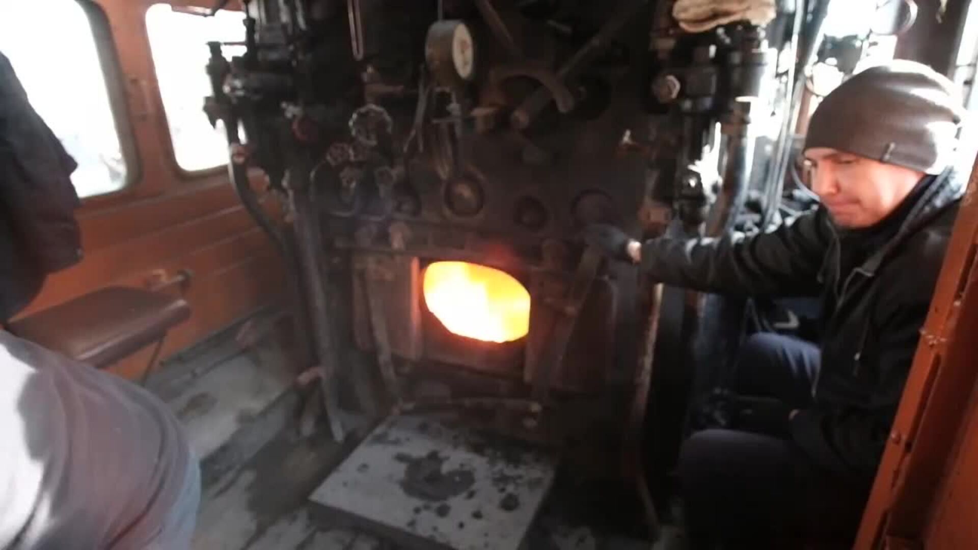 Un tren histórico de 1954 recorre Kiev y Leópolis con actividades infantiles por la Festividad de San Nicolás