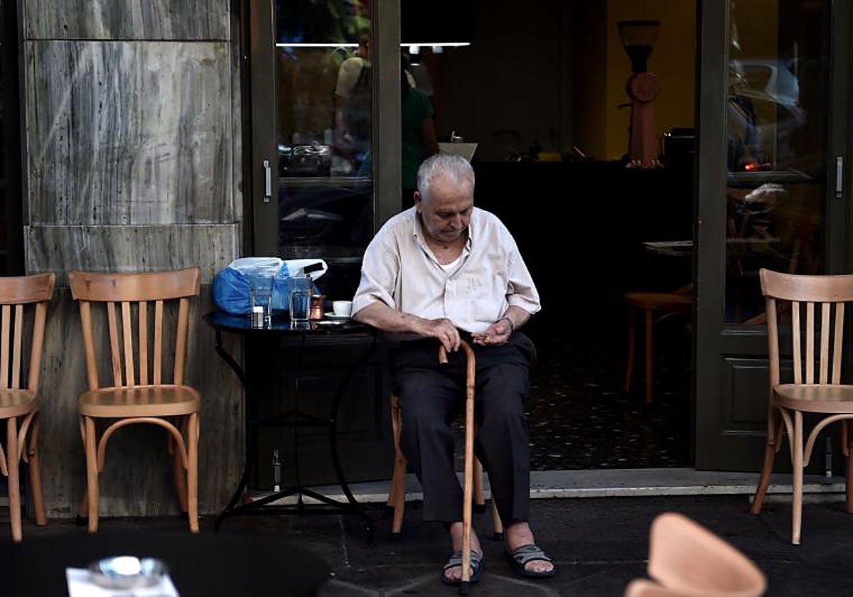 Un anciano en una cafetería de Atenas