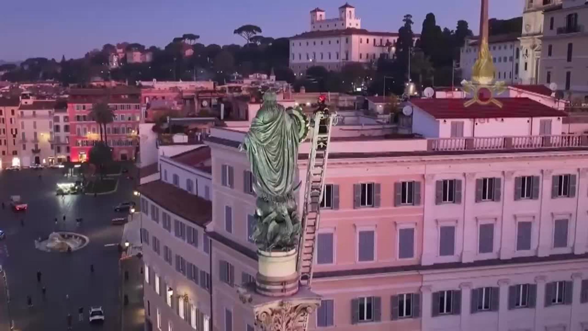Bomberos de Italia depositan ofrenda floral en el monumento a la Inmaculada en Roma