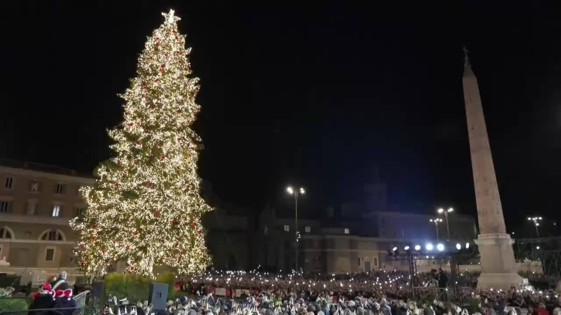 Roma comienza la Navidad con el encendido de su emblemático árbol en la Plaza del Popolo