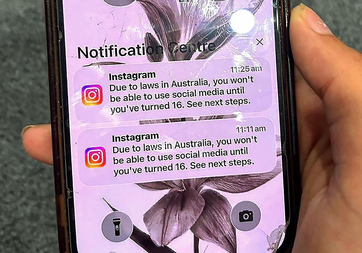 Un teléfono móvil con una notificación de Instagram.