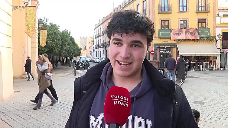 Cientos de devotos en la vuelta de la Macarena al culto tras su restauración