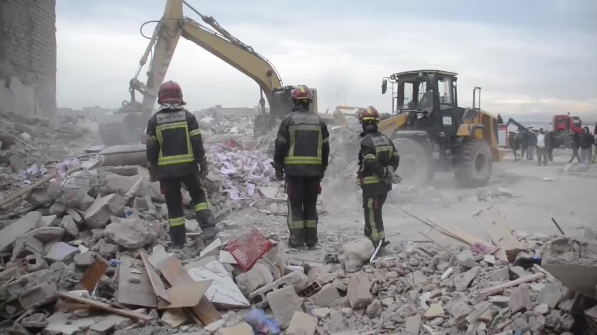 Los muertos por el derrumbe de dos edificios en Fez suben a 22