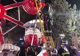 Rescatan a cuatro menores y un adulto atrapados en una noria infantil en el Navipark de Móstoles