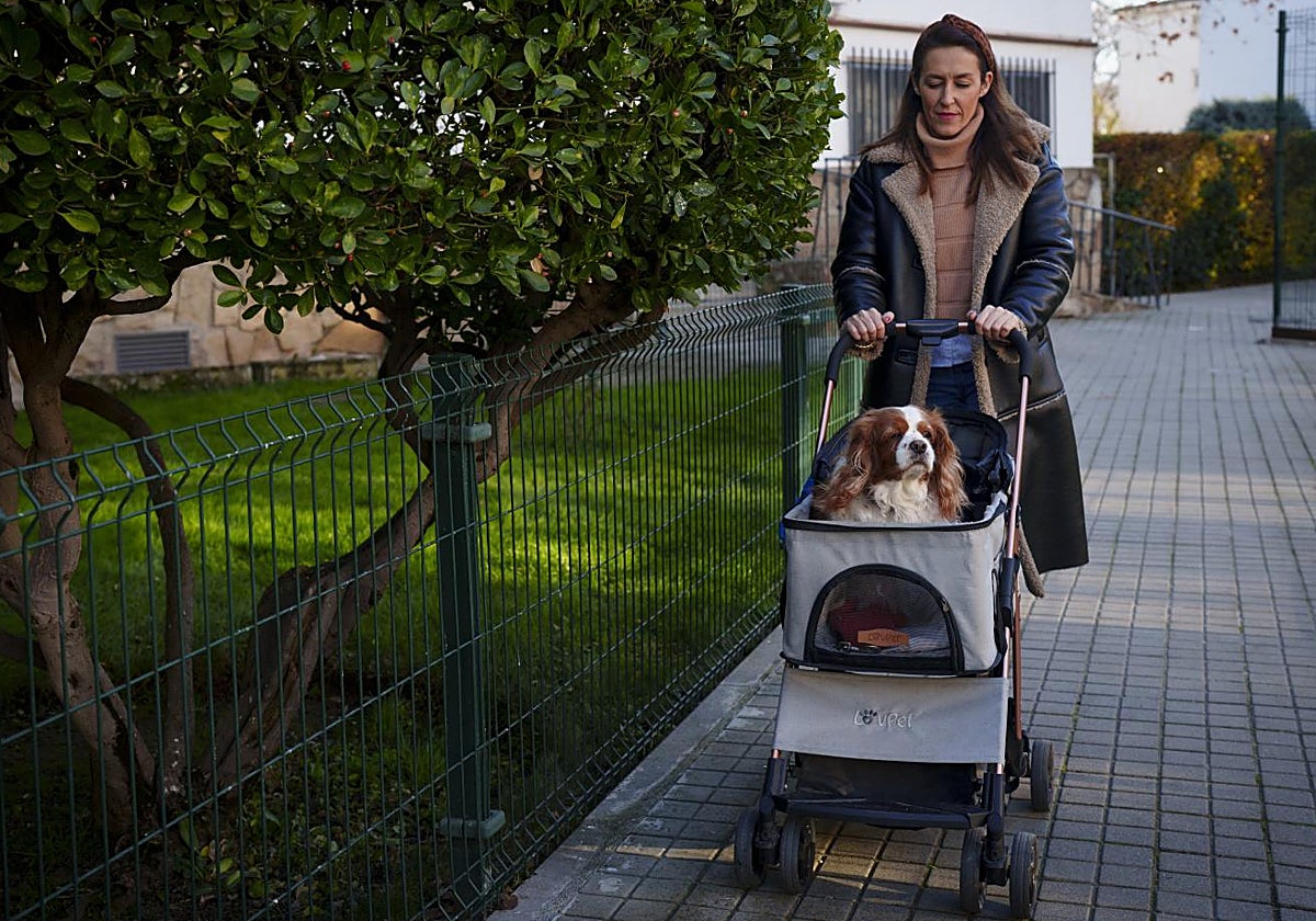 Noemí con su perro Boira