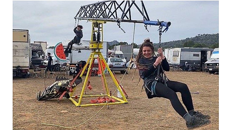 Una de las pistas de baile ofrecía algunos juegos acrobáticos como diversión