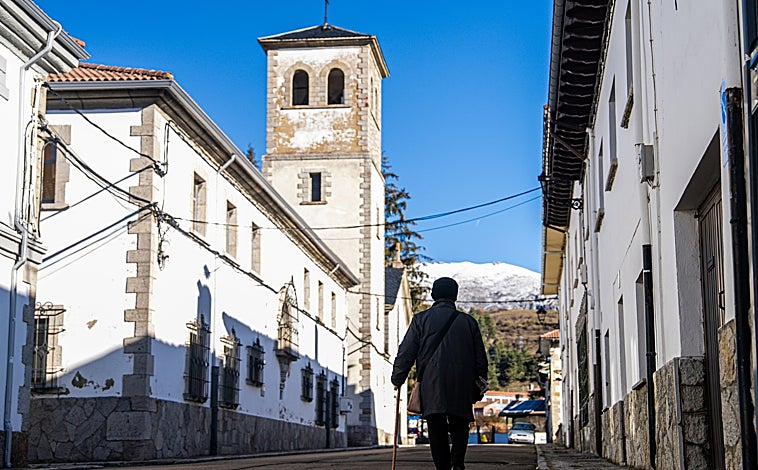 Imagem principal: Villamanin é uma pequena cidade na zona rural de León com apenas 300 residentes, a maioria dos quais idosos. Em nome da Câmara Municipal, o prefeito Félix Álvaro apelou à convivência familiar entre vizinhos. À direita: um momento de comemoração depois que souberam que haviam ganhado as bobinas da loteria de Natal em 22 de dezembro de 2025.