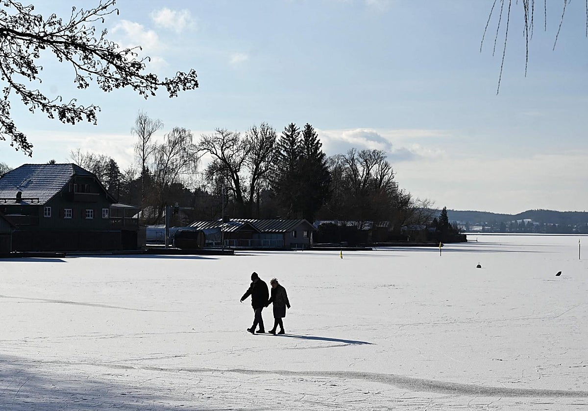 Personas caminan por la orilla del lago parcialmente congelado Wörthsee, cerca del pequeño pueblo de Inning, en el sur de Alemania