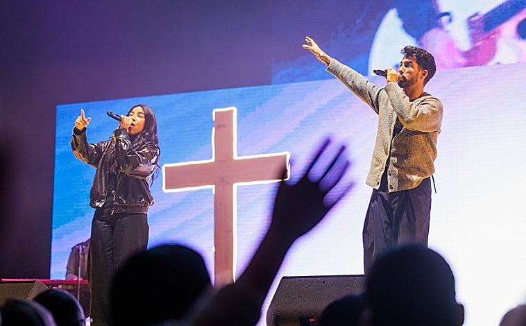 Imagen principal - Un momento de la actuación de Hillsong España, la versión hispana de la banda australiana Hillsong Worship que conmovió a los asistentes con sus canciones de música cristiana 