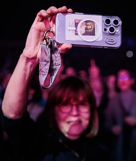 Imagen secundaria 2 - Un momento de la actuación de Hillsong España, la versión hispana de la banda australiana Hillsong Worship que conmovió a los asistentes con sus canciones de música cristiana 