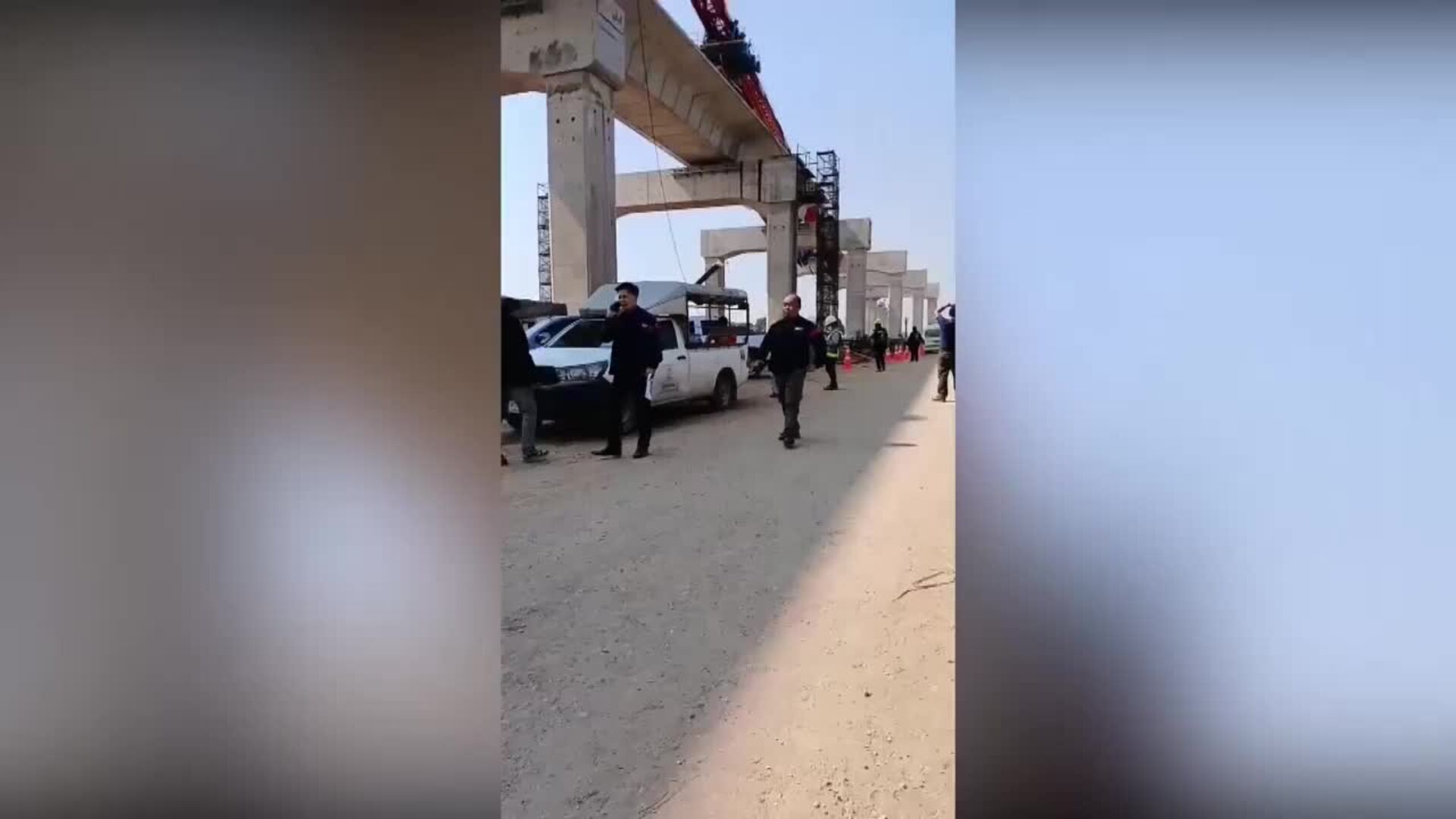 Al menos 4 muertos y 30 heridos al caer una grúa sobre un tren en ...