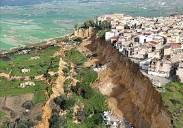 Un pueblo siciliano queda al borde un barranco por el temporal que azota a Italia