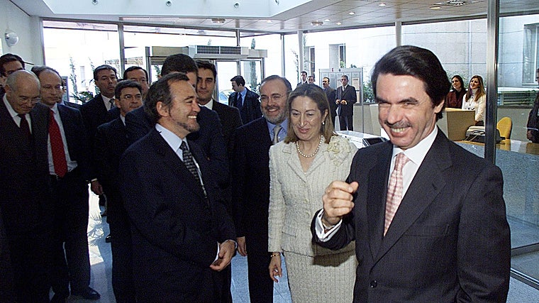 Mariano Barbacid junto a Ana Pastor y José María Aznar en la inauguración del CNIO