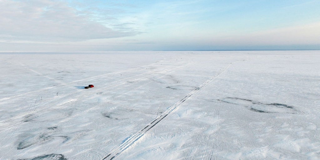 Las bajas temperaturas permiten conducir sobre un mar Báltico congelado