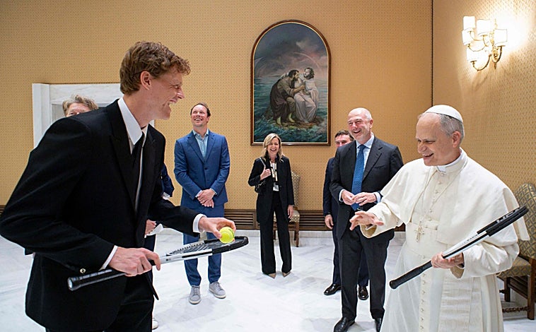 Imagen principal - Amante del tenis, el Papa León XIV recibió en audiencia al tenista italiano Jannik Sinner en los primeros días de su pontificado. En su día libre en Castel Gandolfo, los martes, aprovecha para recorrer los jardines, rezar ante la imagen de la Virgen o alimentar a los peces en uno de los estanques 