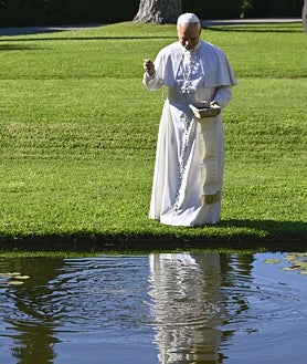 Imagen secundaria 2 - Amante del tenis, el Papa León XIV recibió en audiencia al tenista italiano Jannik Sinner en los primeros días de su pontificado. En su día libre en Castel Gandolfo, los martes, aprovecha para recorrer los jardines, rezar ante la imagen de la Virgen o alimentar a los peces en uno de los estanques 