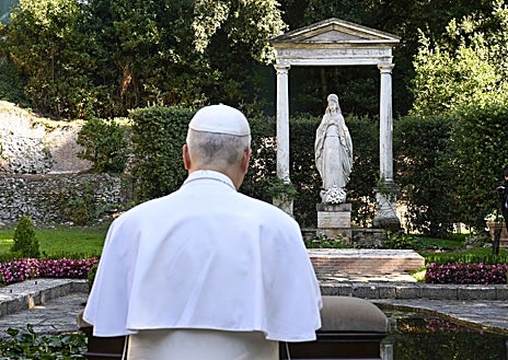 Imagen secundaria 1 - Amante del tenis, el Papa León XIV recibió en audiencia al tenista italiano Jannik Sinner en los primeros días de su pontificado. En su día libre en Castel Gandolfo, los martes, aprovecha para recorrer los jardines, rezar ante la imagen de la Virgen o alimentar a los peces en uno de los estanques 