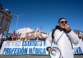 «Mónica, traidora, ¿dónde estás ahora?»: miles de médicos se manifiestan antes de la huelga indefinida