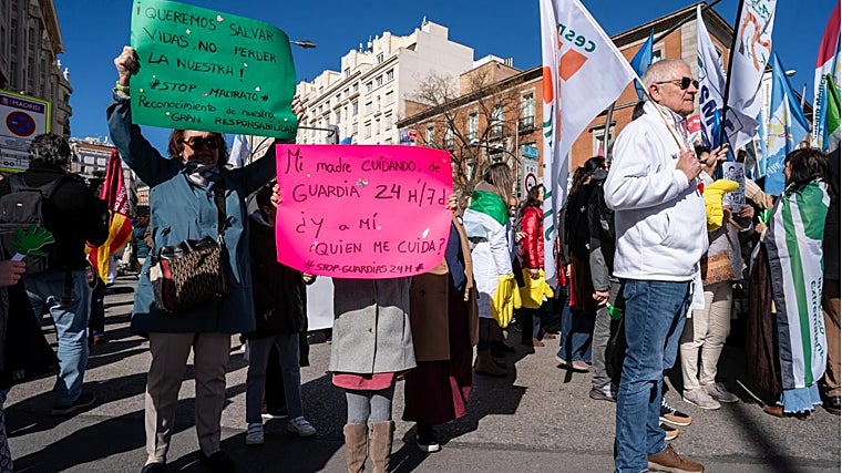 Médicos con sus hijos durante la manifestación en Madrid