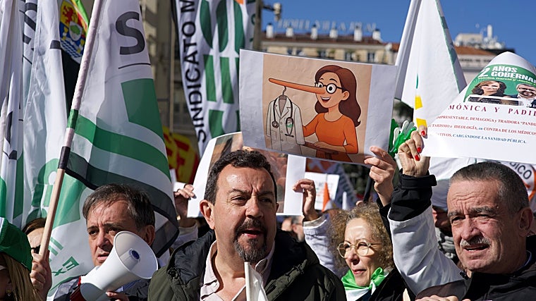 Carteles críticos con Mónica García con nariz de Pinocho en manifestación médica en Madrid