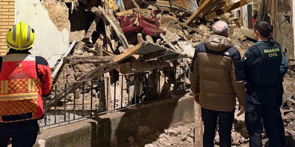 Se derrumba el edificio de Quel (Logroño) que tuvo que ser desalojado al caer la fachada