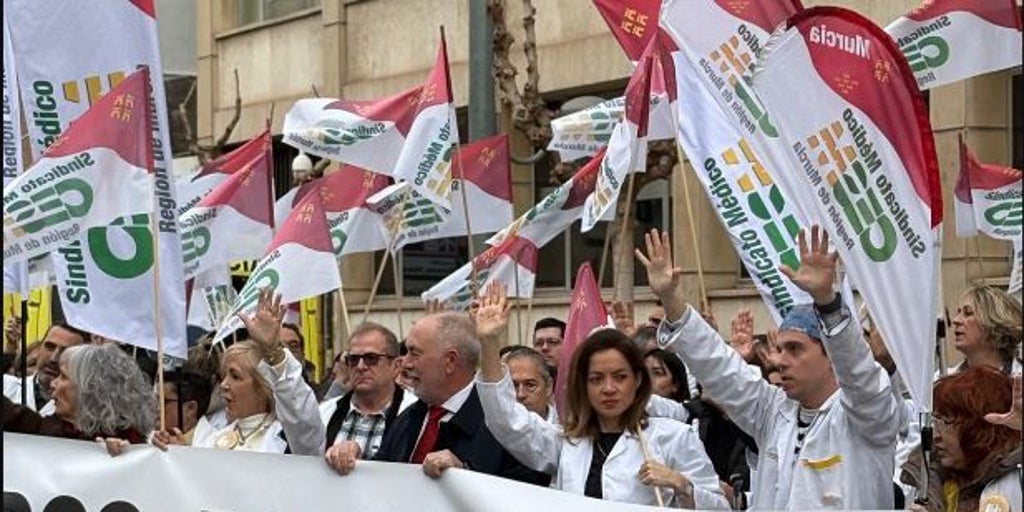 El presidente de los médicos de Murcia, que respaldó la huelga, renuncia a hacerla