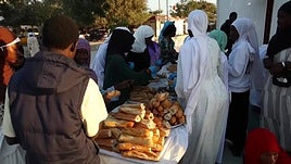 Fieles senegaleses se congregan en Dakar para la oración del Ramadán antes del iftar