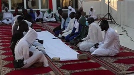 Musulmanes rezan en Dakar antes de romper el ayuno del Ramadán