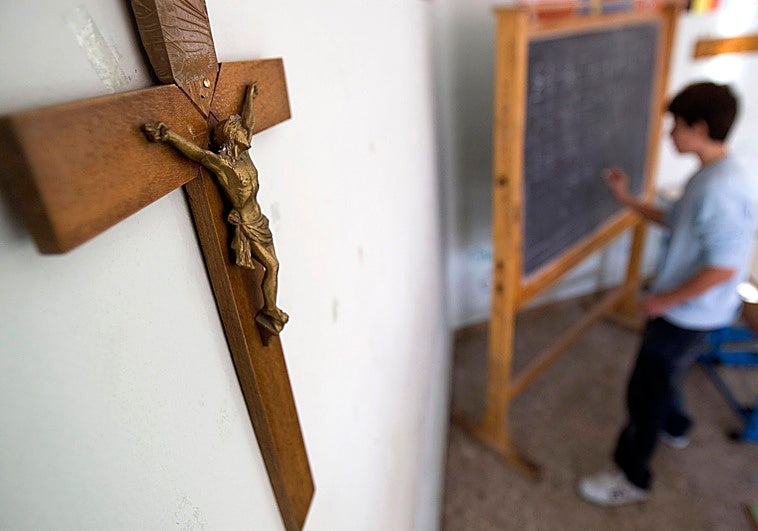 Un crucifijo en un aula de una escuela católica