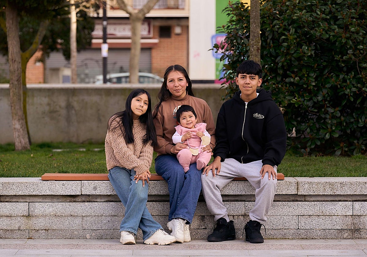 Maritza Roxana con sus hijos, en Salamanca.
