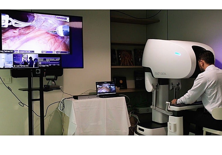 El cirujano Alberto Breda dirigiendo una de las intervenciones desde la Fundación Puigvert de Barcelona.