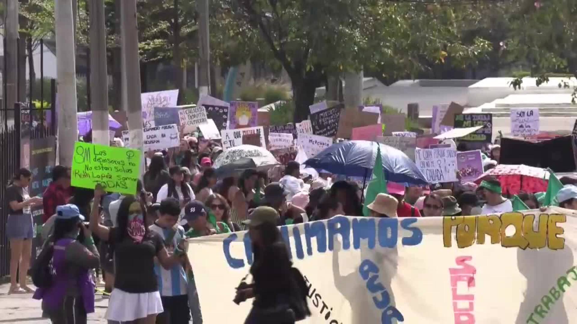 Miles de mujeres marchan en América Latina por el 8M contra la ...