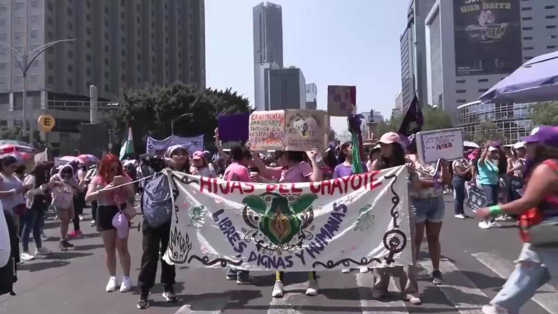 Miles de mujeres marchan en México en el segundo 8M con Claudia ...