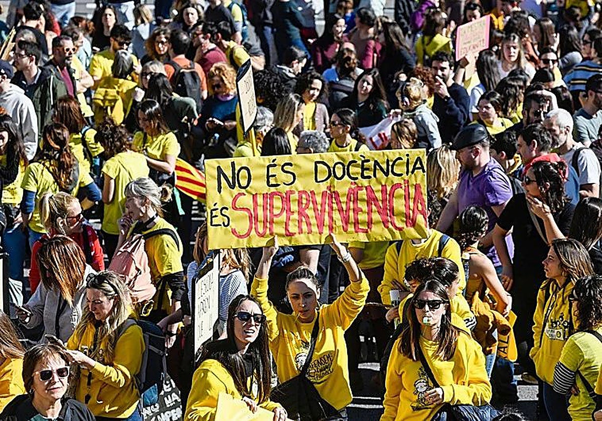 La Generalitat pacta con CC.OO y UGT subir el sueldo a los docentes y reducir las ratios en Cataluña